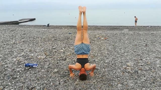 Стойка на голове.Галечный пляж..Сочи Август 2018 смотреть онлайн