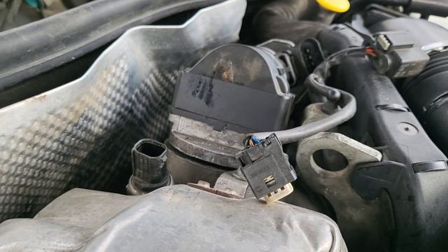 EGR valve removal and cleaning in Mercedes W221 S350 CDI / OM642 Diesel Engine смотреть онлайн