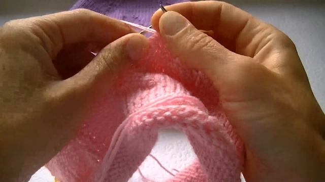 Вязание шапки бини с узором "бабочка" смотреть онлайн