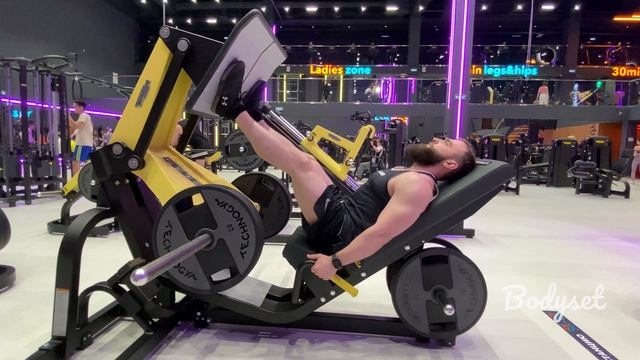 Жим ногами средняя постановка Technogym смотреть онлайн