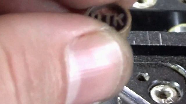 Глубокая лазерная гравировка латунных плашек для пломбиратора на лазерном гравере GravMax смотреть онлайн