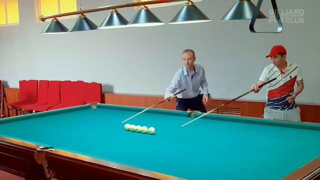 Айдос обучает технике удара одной рукой в бильярде
