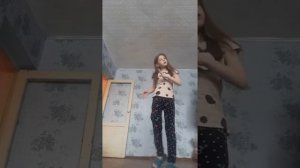 А у меня во дворе ходит девочка ч каре