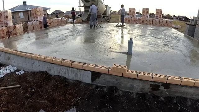 Заливаем черновую стяжку, стяжка пола по грунту.