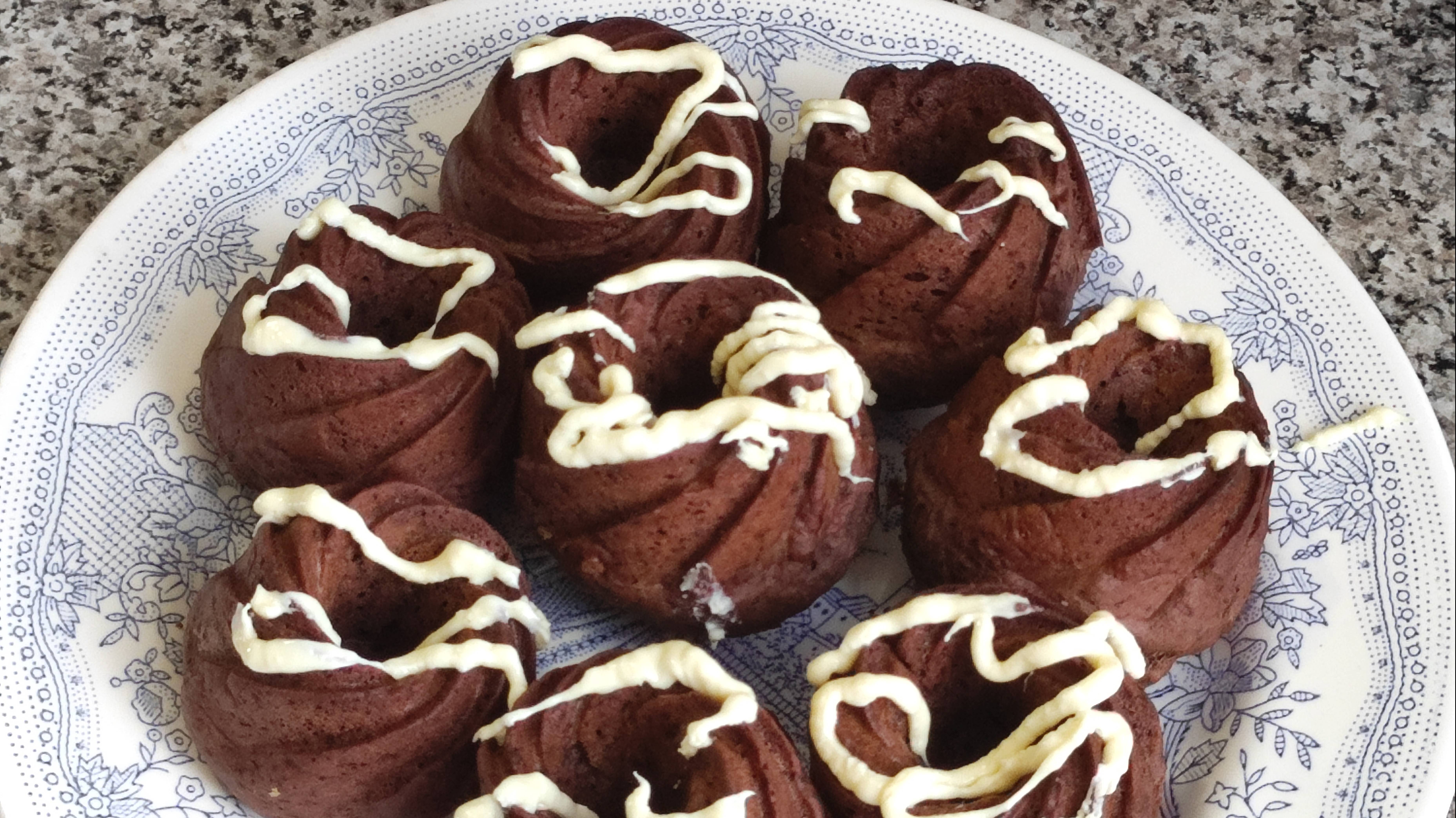 СУПЕР КУХНЯ! Чудесные шоколадные  рассыпчатые пончики! Простой кулинарный видео рецепт  дома.