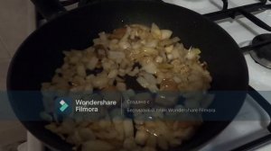 Жареные яйца с салом и луком