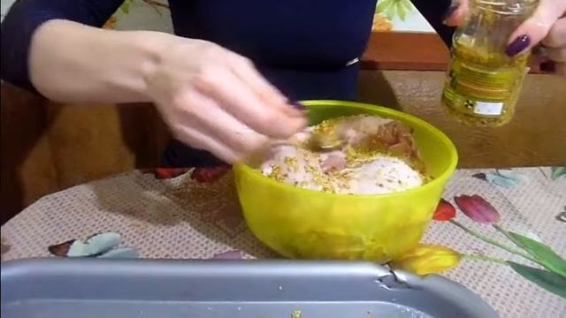 Запеченная курица с хрустящей корочкой маринованная зернистой горчицей