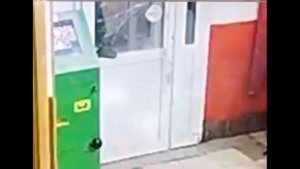 «Кировская резня бензопилой»: мужчина из мести распилил дверь в кафе