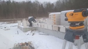 Выравнивание фундамента первым рядом кладки