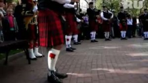 Волынщики в юбках устроили концерт в саду Эрмитаж