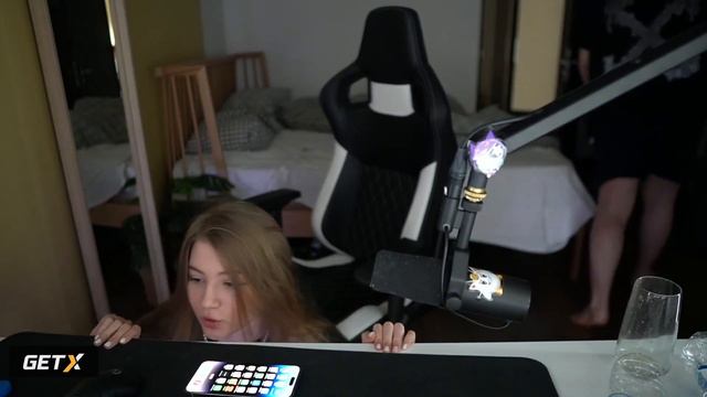 ГАЕЧКА ЗАЛЕЗЛА ПОД СТОЛ К СТРОГО