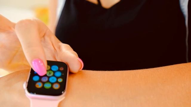 Часы в дизайне Apple Watch розовые смотреть онлайн