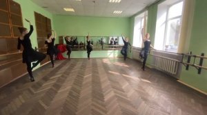 Урок народного танца у станка