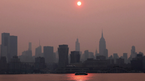 Нью-Йорк накрыл рекордный смог от лесных пожаров в Канаде