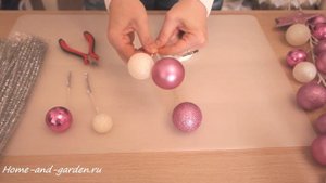 DIY: делаем гирлянду из новогодних шаров