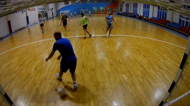 футбол . Что такое когда в ворота летит ВСЁ и даже больше))