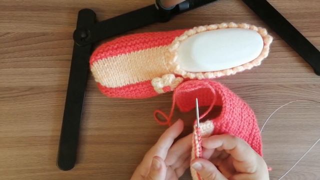 следки с цветком спицами