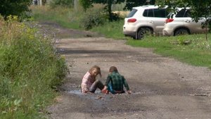 Детишки купаются в грязи