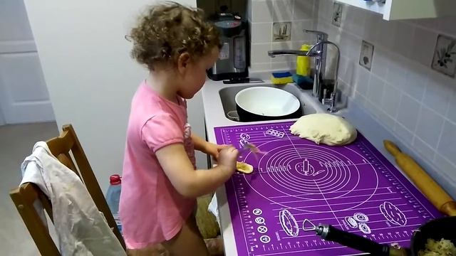 Лепим пирожки (помогаем папе!) смотреть онлайн