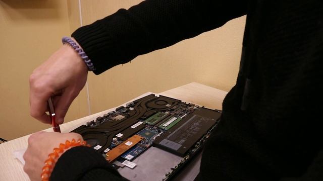 Не очень весело разбираем ноутбук DELL Alienware M15, редкий и горячий! смотреть онлайн