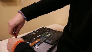 Не очень весело разбираем ноутбук DELL Alienware M15,  редкий и горячий!