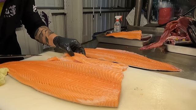Huge sharp knife cuts yellowfin tuna perfectly and quickly смотреть онлайн