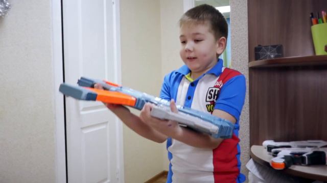 Рома и Хелпик ПРОТИВ Злодеев Картун Кэта Картун Дога Сиреноголового и АМОНГ АС в Реальной жизни! смотреть онлайн