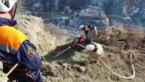 Спасатели разбирают завалы после камнепада в Дагестане