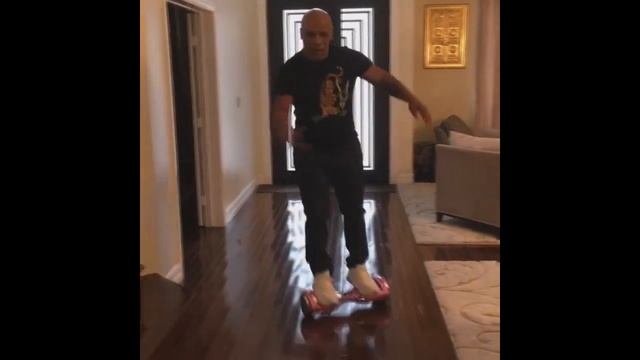 Mike Tyson учится ездить на hoverboard смотреть онлайн