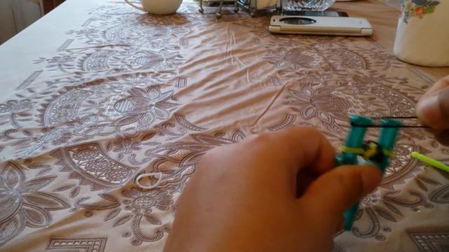 Плетение пчёлки из резинок на рогатке смотреть онлайн