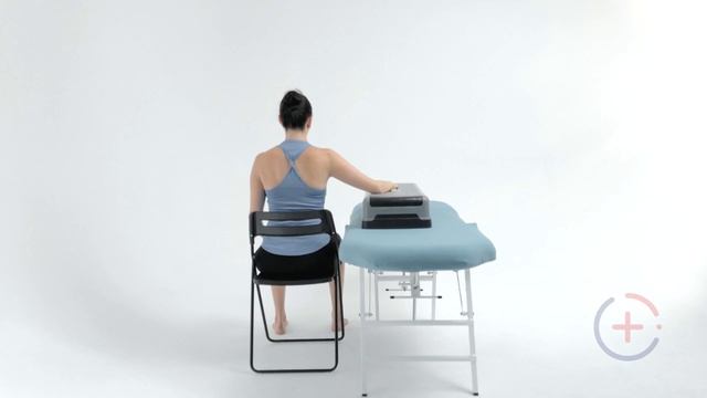 Упражнение на ретракцию лопаток с опорой слабой руки в положении сидя. смотреть онлайн