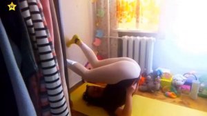 акробатика йога челлендж Ника учит маму делать акробатические элементы дома !