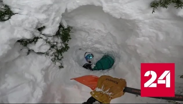 Лыжник спас провалившегося в снежный колодец сноубордиста - Россия 24 