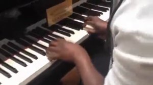 Балотелли исполняет гимн Италии на фортепиано