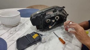 Volvo V40 2013-2015 | Headlight Removal and Xenon Bulb Replacement