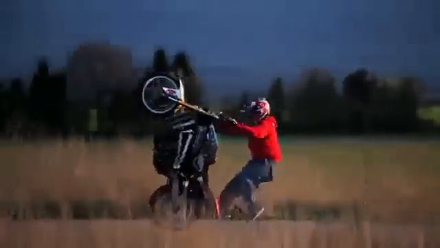 Невероятные трюки на байке