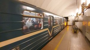 Прибытие метропоезда на станцию Чёрная речка, Санкт-Петебург