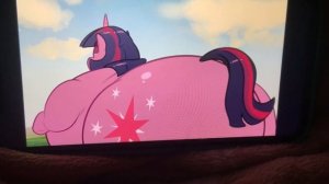 Twilight sparkle turns into a big balloon