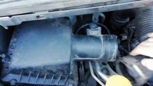 Замена воздушного фильтра  Opel Vivaro b, Renault Trafic 1.6 dCi R9M