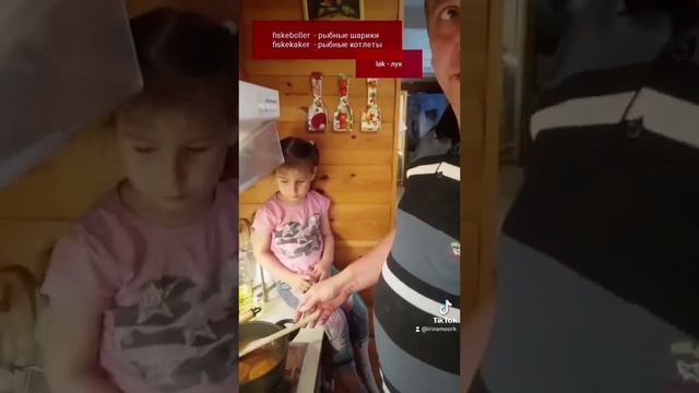 Дедушка пытается приучить русскую внучку есть норвежскую еду