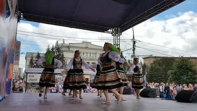 Молдавский танец. Ансамбль народного танца "Берегиня" на Дне города 2019 г. Первомайский сквер смотреть онлайн