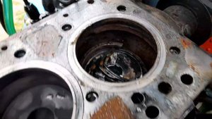 Двигатель Д-240 порвало гильзу.