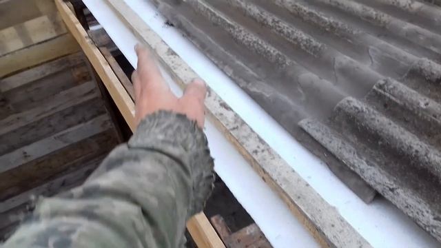 Осталось накрыть три пролёта и крыша на свинарнике готова. смотреть онлайн