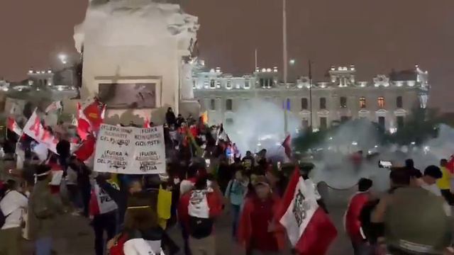 💥Столкновения протестующих и полиции в Перу продолжаются уже четвёртые сутки. смотреть онлайн
