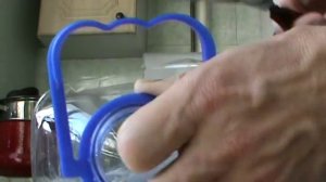 Кормушка для птиц своими руками. Как сделать кормушку для птиц из бутылки. Кормушка для птиц.