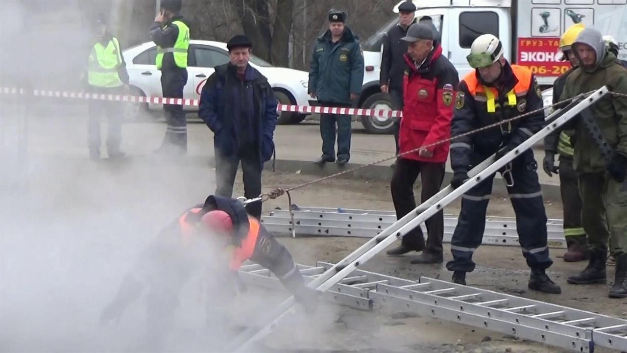 Шокирующее происшествие в Пензе: автомобиль с людьми провалился в яму с кипятком