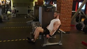 Разгибание ног в тренажере сидя