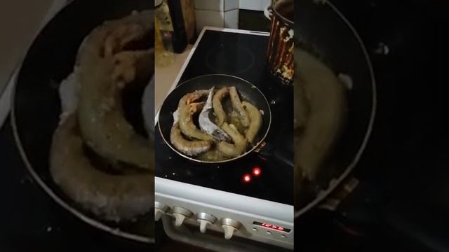 Рыба вьюн живая даже в сковородке.  Трэш.  Жизнь без головы.  Выпотрошена
