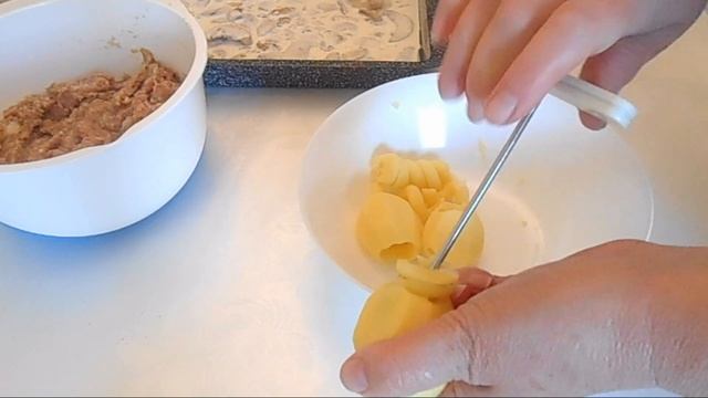 Картофель, фаршированный фаршем и запеченный в духовке.