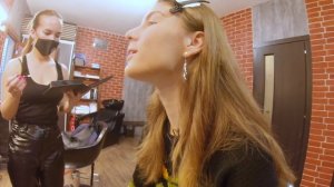 МАКИЯЖ в бюджетном салоне / Обзор салона красоты на ОКРАИНЕ / Треш-обзор салона красоты